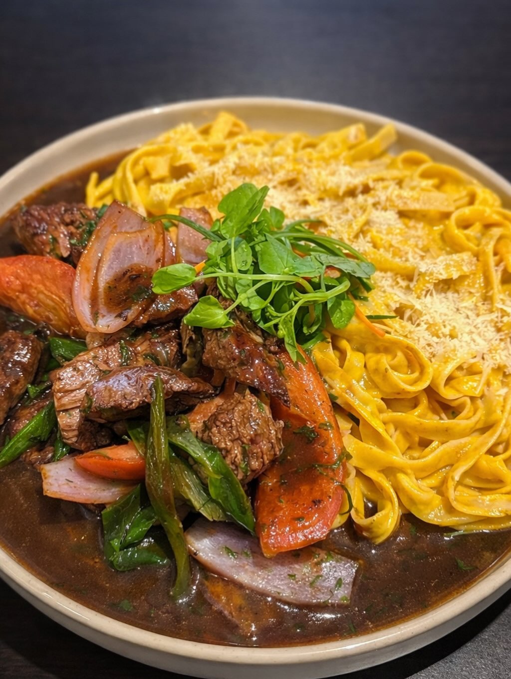 Lomo saltado con fettuccine a la huancaína de Brazas